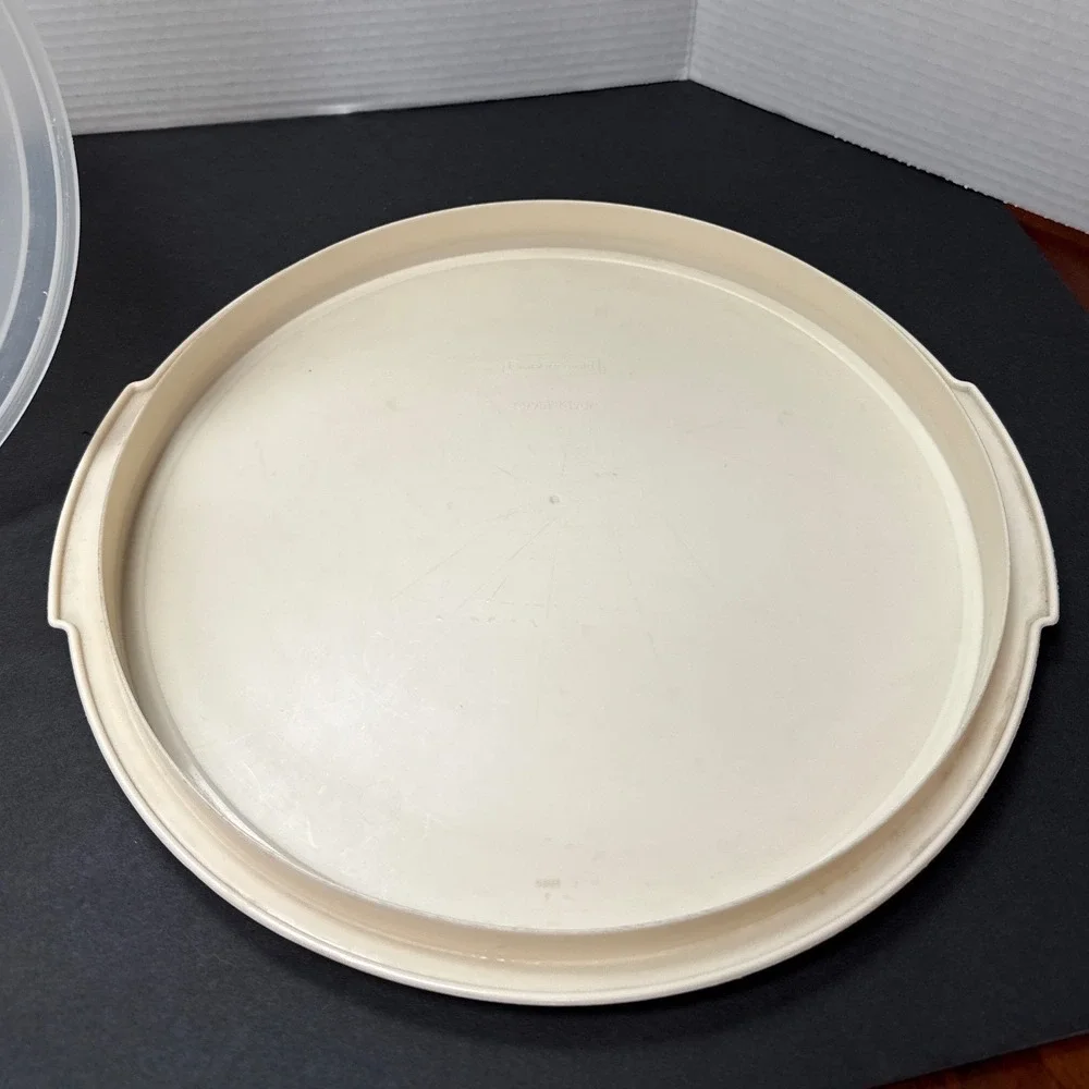 Rubbermaid Servin Saver Vintage Cake Taker Carrier Almond White 12 Inch 6.5 High